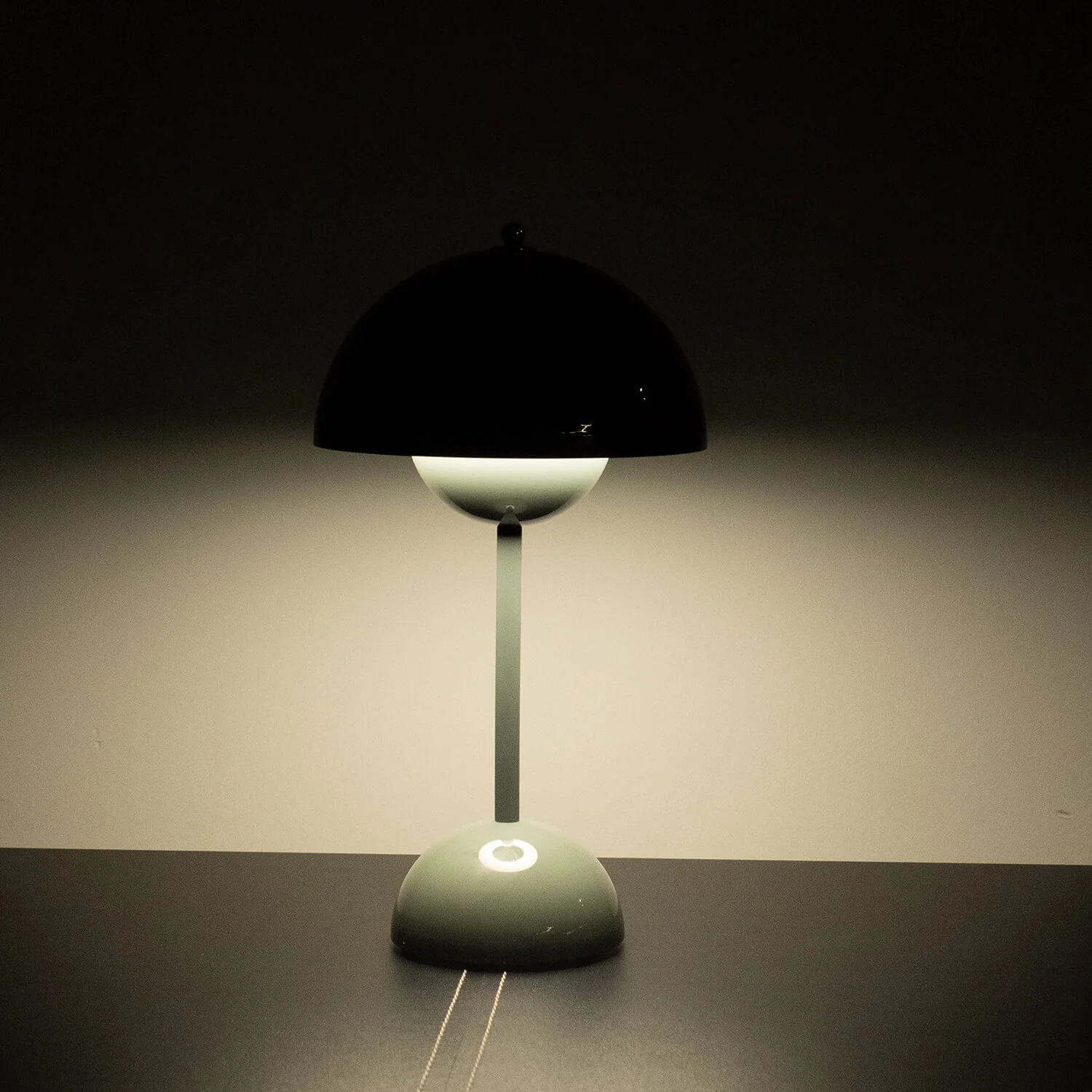 Metal Wireless LED Table Lamp | Virelo